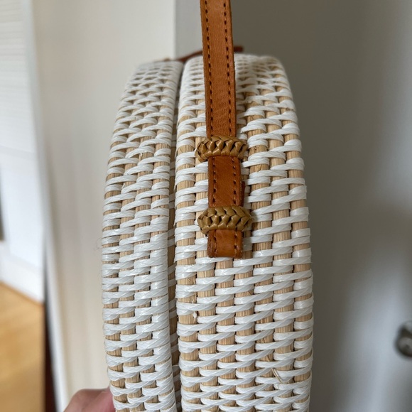 NWOT Ata White Round Straw Bag 7.25 inches Diameter with Blue Print Lining - Picture 5 of 8